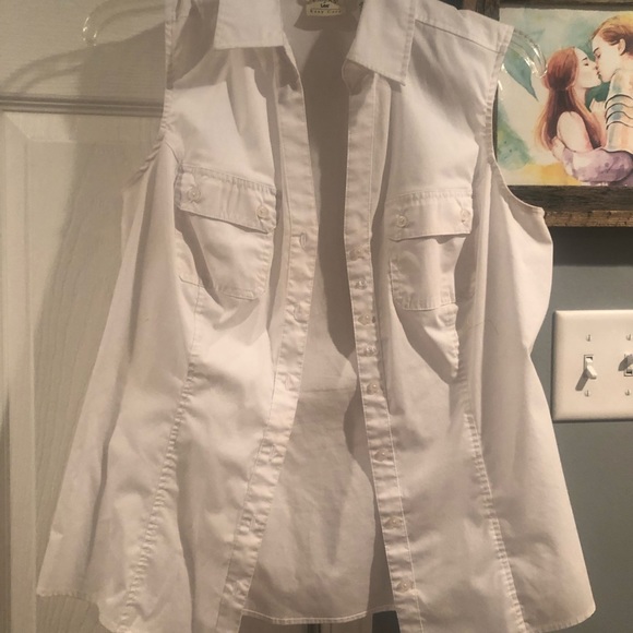 Sleeveless white button up blouse🥑🥑🥑 - Picture 2 of 5